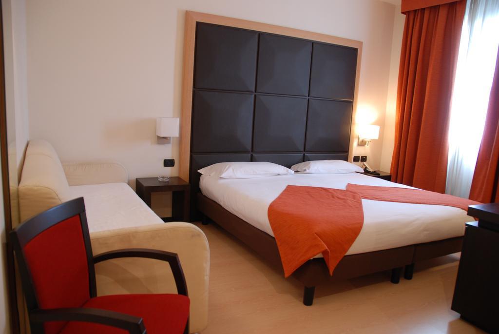 Hotel Metropolis Reggio Emilia Exterior photo